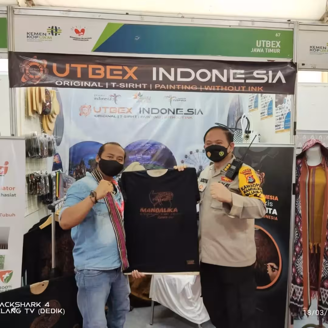 Anggota tim UTBEX berdiskusi dengan mitra komunitas lokal.