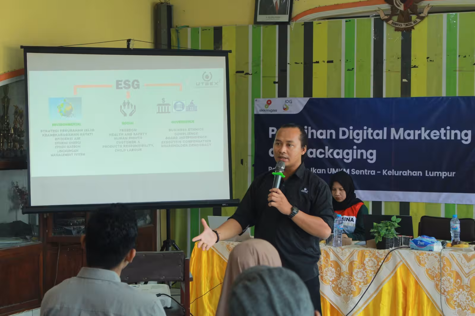 Siswa berkolaborasi selama lokakarya inovasi pemuda.